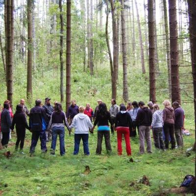 Účastníci semináře akumulují energii do kruhu síly na energeticky aktivním místě