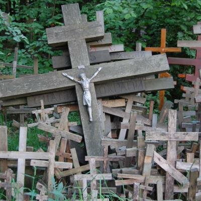 Na místa síly lidé ukládají osobní předměty