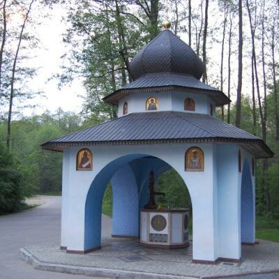 V silovém místě vyvěrá ze země silná energie,která mocně nabíjí také vodu.Léčivá studánka