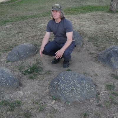 Kamenná řada, skrze kterou je vedena energie v místě zvaném HEILIGER-STEIN nedalekoToto místo je velice silné a velmi doporučujeme zde meditovat za pomoci našich CD a DVD - ideální je toto místo navštívit buď brzy ráno během východu slunce, nebo během noc