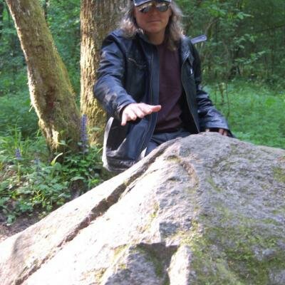 PCH se metodou psychometrie vylaďuje na opracovanék amenné zářiče v Bělověžském pralese - kdysi je zde používali naši slovanští předkové