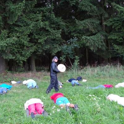 Během některých meditací používá PCH šamanský buben