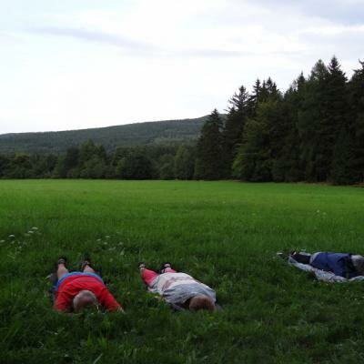 Účastníci brdského semináře se napojují na louce uprostřed hlubokých lesů na planetu Zemi a začínají ji vnímat jako živou bytost