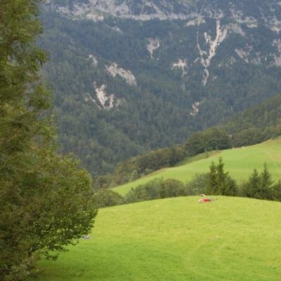 Účastníci semináře meditují na horské louce v silové zóně Untersberg