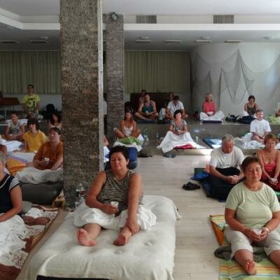Sál, ve kterém probíhají léčebné meditace