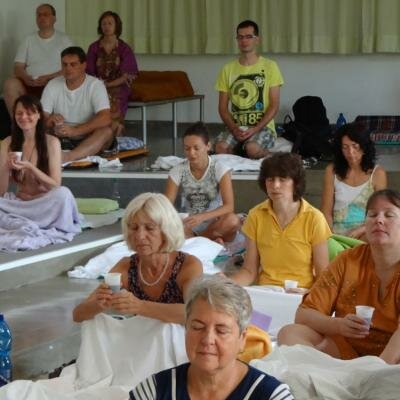 Během této léčebné meditace použil PCH starobylou techniku nabíjení červeného vína blahodárnou energií