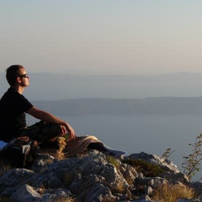 Léčebná meditace na vrcholcích hor s výhledem na moře