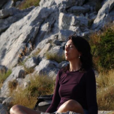 Meditace, během které skrze účastníky prostupuje léčivá energie