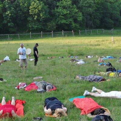 PCH a jeho přítel prof. Edward pomáhají účastníkům vstupovat do transových stavů