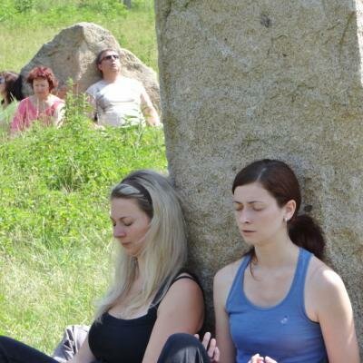 Účastníci se rychle noří do hlubokých mystických stavů, kdy se jejich vědomí odpoutává od hmotného těla a rozšiřuje se široko do prostoru
