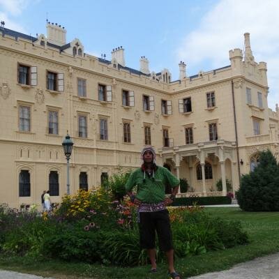 Don Sergio si oblíbil silovou zónu Pálava a lednický park. Zde před zámkem v Lednici