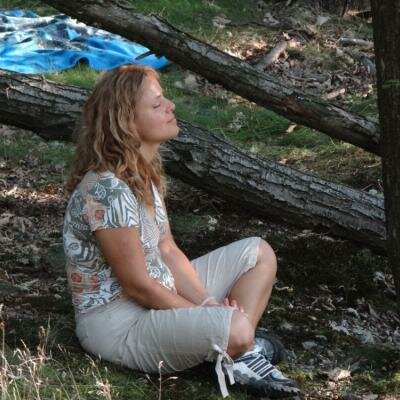 Účastníci během meditací v Bílých Karpatech. Aktivace energetických center umožňuje rozšířit vnímání, pociťování i myšlení za běžné hranice