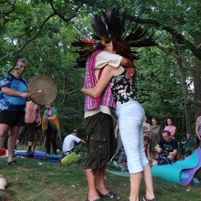 Přenos energie. Během této techniky dochází k silné aktivaci centra SONQUO - spirituálního centra ve středu hrudi