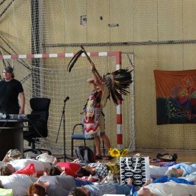 Don Sergio vystřeluje pomocí prastaré techniky léčivou energii do prostoru