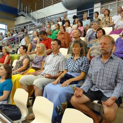 V této fázi práce již účastníci mohou snadno pociťovat, jak je zaplavují vlny energie