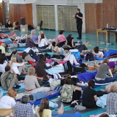PCH vysvětluje způsob práce během léčebné meditace. Šaman pomocí starobylých technik mění halu v doslova magický prostor, který naplňuje silnou energií