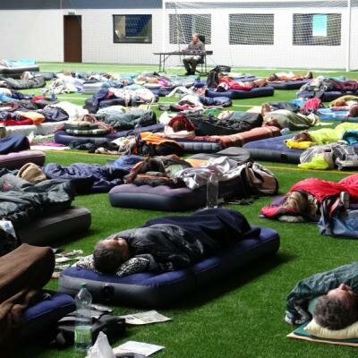 Účastníci semináře v silové zóně se pod vedením PCH noří do velmi hlubokých, silně ozdravných meditačních stavů. Důležité je hluboké uvolnění - a v tom pomůže i dostatečně měkká podložka.