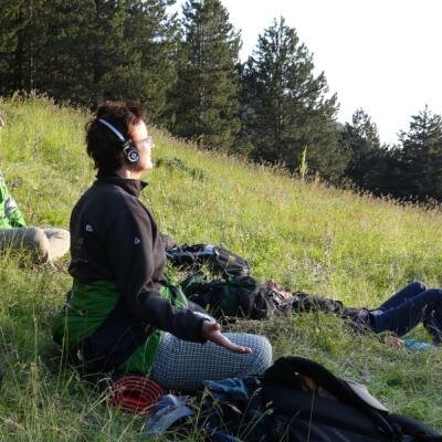 Práce s energetickými centry za pomoci technologie Hemi-synch. V energetických uzlech lze velice snadno vnímat proudění a víření energie.