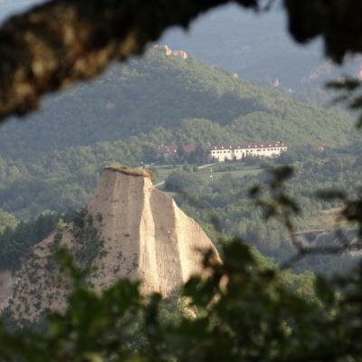 Výhled na Roženský klášter v pohoří Pirin, který byl kdysi jedním ze středisek bogomilců - křesťanských jogínů". Stojí samozřejmě přímo na silné energetické linii spojující několik významných energetických uzlů...