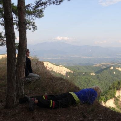 Po hluboké meditaci v energetickém uzlu, který se nachází na silné energetické linii se díváme do krajiny