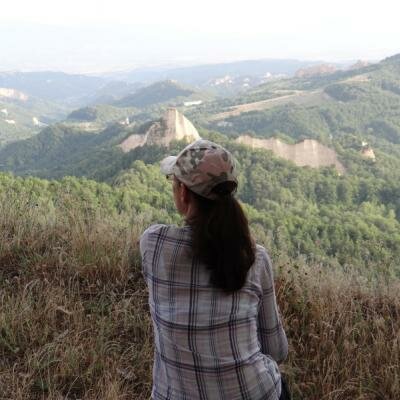 Pohled na podivuhodnou krajinu v silové zóně Pirin. Máte pocit, že řadu skal zde opracovali nějací dávní obři.