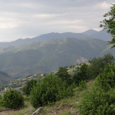 Divoký jižní Pirin. Všude se před námi otevírají nádherné výhledy do takřka liduprázdné krajiny,místy v ní nacházíme zbytky starých opuštěných klášterů.