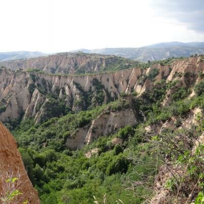 Neuvěřitelná krajina v silové zóně Pirin - jako byste se dívali na stovky pyramidek