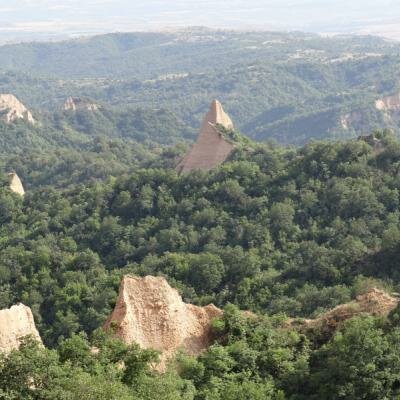 Útvary podobné obřím menhirům rozeseté v silové zóně Pirin