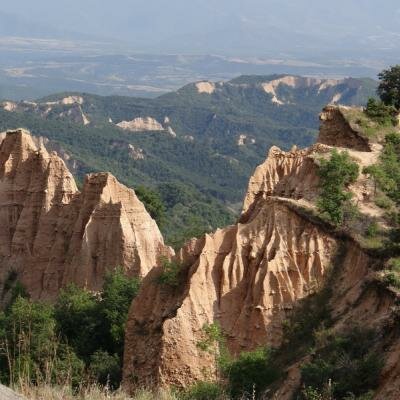 Tyto kamenné struktury fungují jako energetické přijímače a zářiče.