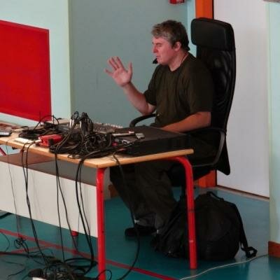 PCH vede meditace v transovém stavu, kdy je schopen vnímat, co se odehrává v každém účastníkovi léčebné meditace.